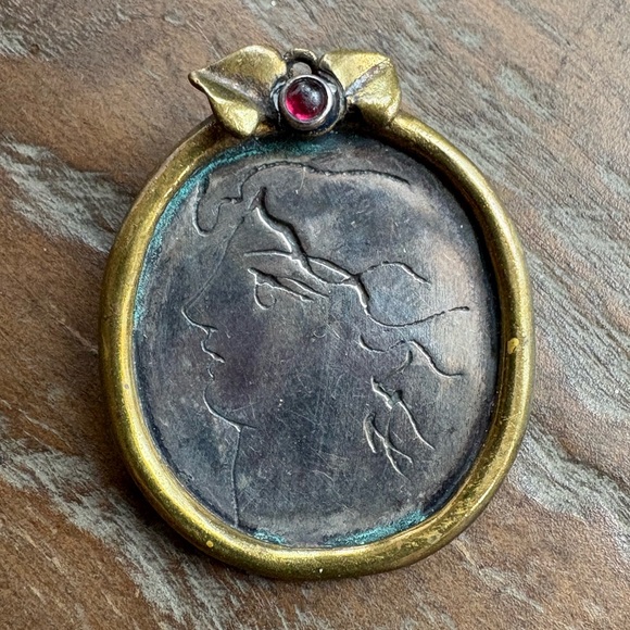 Santorini, Greece, artisan made etched silver pin with gold rim & red cabachon - Picture 12 of 13